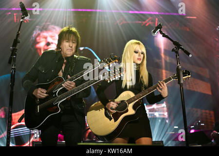 NEW YORK-NOV 29: Richie Sambora (L) e Orianthi eseguire in America ti saluta e Wall Street rocce presenta leggende della chitarra per gli eroi di New York. Foto Stock