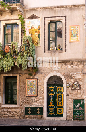 Town House decorata in uno stile tradizionale usando le ceramiche, Taormina, Sicilia, Europa Foto Stock