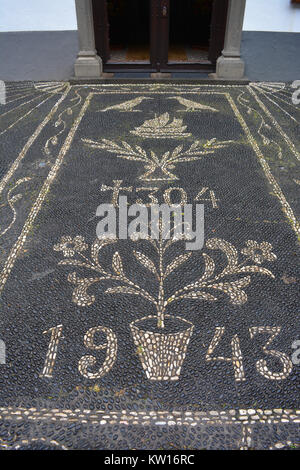 Bianco e nero acciottolato al di fuori della Igreja Matriz de Sao Vicente, Madeira, Portogallo Foto Stock