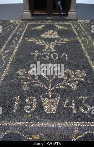 Bianco e nero acciottolato al di fuori della Igreja Matriz de Sao Vicente, Madeira, Portogallo Foto Stock