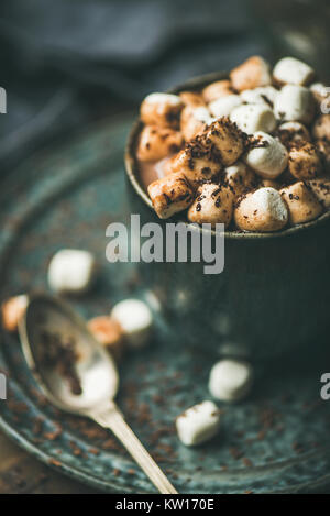 Close-up di riscaldamento invernale dolce bere cioccolata calda con marshmallows e cacao in tazza, il fuoco selettivo Foto Stock