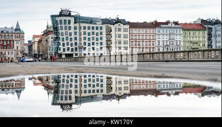 Praga, Repubblica Ceca- Dicembre 23, 2017: vista dal ponte Jirasek per la casa Danzante di Praga, Repubblica Ceca Foto Stock