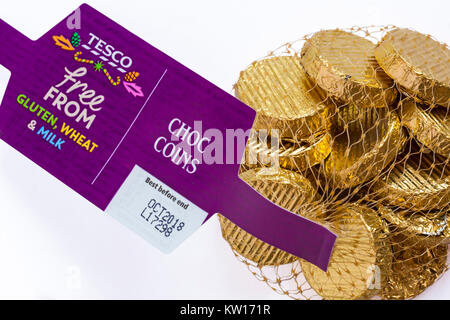 Al netto della Tesco choc monete esente da glutine di frumento e latte nel sacco reticolare impostato su sfondo bianco Foto Stock