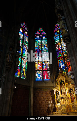 Finestra di vetro colorato nella Chiesa Votiva (Votivkirche), Vienna, Austria Foto Stock