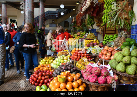 Frutta in stallo il Mercado dos Lavradores, Funchal, Madeira, Portogallo Foto Stock