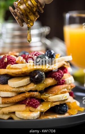 Celebrando i pancake o giorno Martedì Grasso Foto Stock