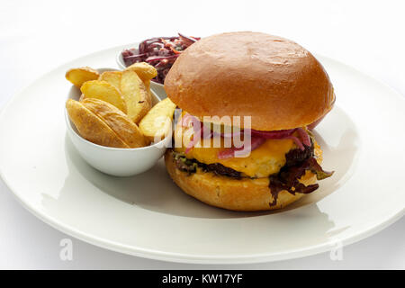 Erba alimentato Bison Hamburger con lattuga e formaggio in piastra bianca Foto Stock
