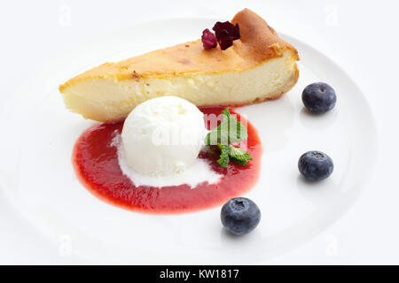 Torta di pan e confettura di mirtilli con gelato Foto Stock