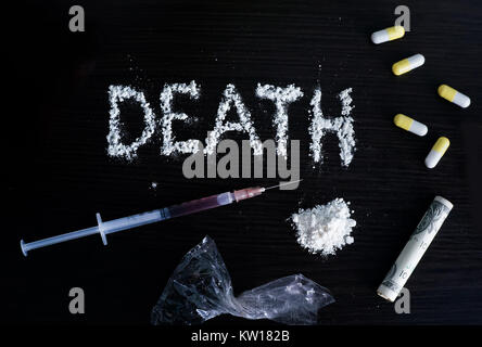 La droga risultante nella morte sulla tavola nera. Concetto di malattia. No alla droga concetto. Foto Stock