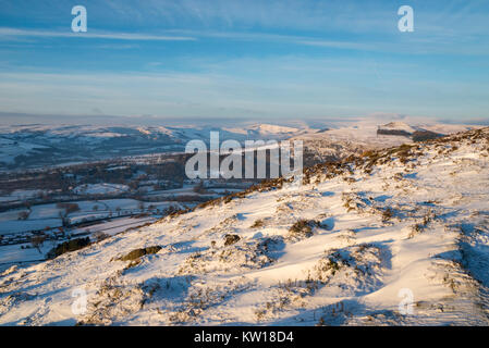 Vista di vincere Hill e Mam Tor da Bamford bordo nel parco nazionale di Peak District in un freddo inverno mattina. Derbyshire, Inghilterra. Foto Stock