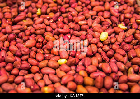 Rosso di arachidi granella sull'intero sfondo Foto Stock