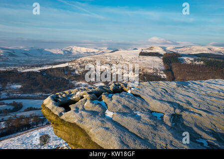 Vista di vincere Hill e Mam Tor da Bamford bordo nel parco nazionale di Peak District in un freddo inverno mattina. Derbyshire, Inghilterra. Foto Stock