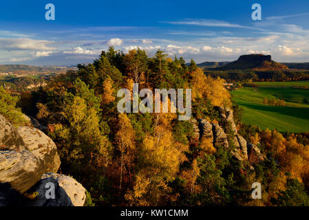 Kamm des Rauensteines mit Aussicht zum Lilienstein Foto Stock