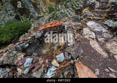 Paesaggio con la vecchia capanna e corral in Penha Garcia. Il Portogallo. Foto Stock