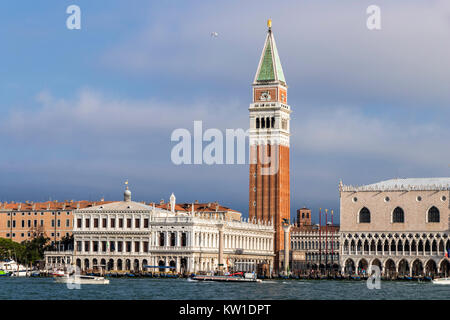 Vedute di Venezia, con il Campanile di San Marco il campanile), la Biblioteca Nazionale Marciana (Biblioteca Nazionale di San Marco) e il Foto Stock