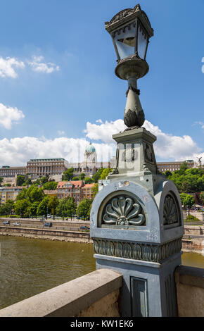 L'iconico al Castello di Buda, vista sul fiume Danubio dal Ponte delle catene di Szechenyi con tipico lampione, Budapest, la città capitale di Ungheria Foto Stock