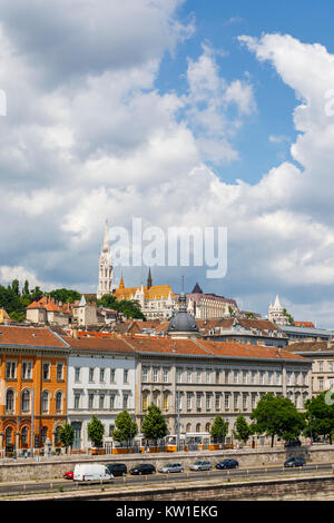 Vista della chiesa di Mattia e il Bastione dei Pescatori sulla skyline nel quartiere del Castello di Buda, Budapest, la città capitale di Ungheria, Europa centrale Foto Stock