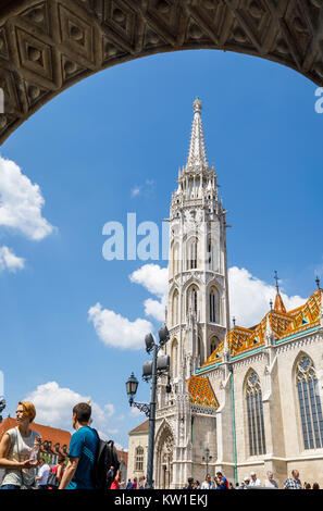 Vista la guglia iconica e il tetto della chiesa di Mattias (Matyas-templom), osservato attraverso un arco, Budapest, la città capitale di Ungheria, Europa centrale Foto Stock