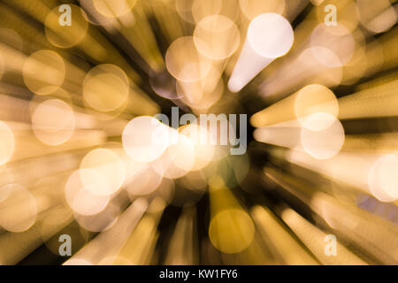 Le luci a LED le riprese con una lenta esposizione e ingrandimento di zoom. Punti luce su sfondo scuro. Foto Stock