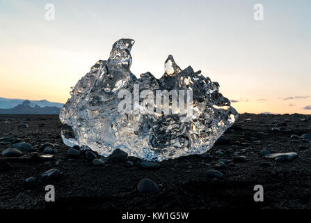 Dettaglio di un frammento di origine glaciale di ghiaccio a Jokulsarlon ghiacciaio diamante nero spiaggia a sud dell'Islanda vicino a Vik durante il periodo estivo, Islanda Foto Stock