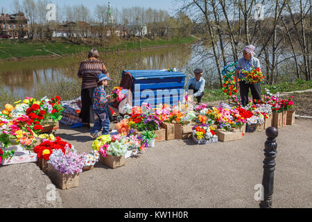 Venditori di fiori (fiori artificiali) in strada il mercato dei fiori sulle rive del fiume Kungurka, Kungur, Perm Krai, monti Urali, Russia Foto Stock