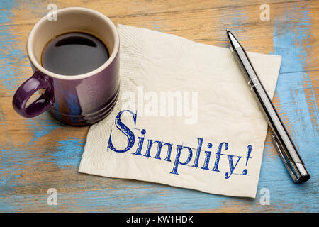 Pragmatica o organizzati concetto, semplificare promemoria - scrittura a mano su un tovagliolo con una tazza di caffè Foto Stock