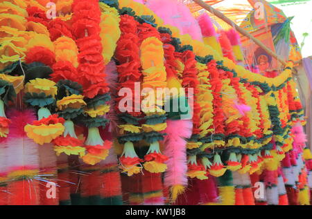 Fiore che offre in vendita a Sardar strada del mercato di Jodhpur India. Foto Stock