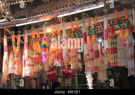 Fiore che offre in vendita a Sardar strada del mercato di Jodhpur India. Foto Stock