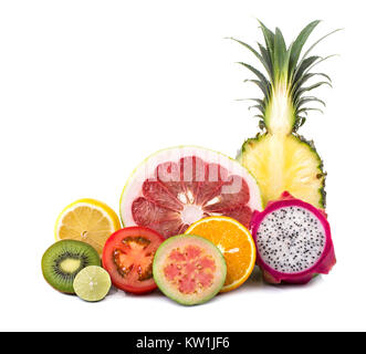 Grande assortimento di esotica frutta fresca tagliata a fette Foto Stock