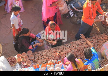 La gente acquista candela vassoio per il Diwali Festival a Sardar strada del mercato di Jodhpur India. Foto Stock