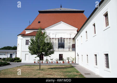 Cortile interno della chiesa a Vukovar, Croazia Foto Stock