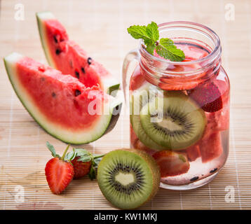 Acqua infusa mix di fragola, anguria e kiwi Foto Stock