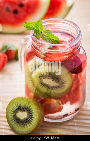 Acqua infusa mix di fragola, anguria e kiwi Foto Stock