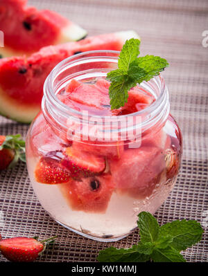 Acqua infusa mix di fragola e cocomero Foto Stock