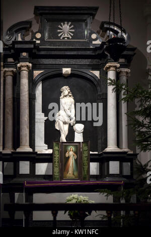 Varsavia, Polonia - 24 dicembre 2017: Altare Principale della gotica di San Giovanni Archcathedral nella decorazione di Natale. Originariamente costruito nel XIV secolo, BU Foto Stock