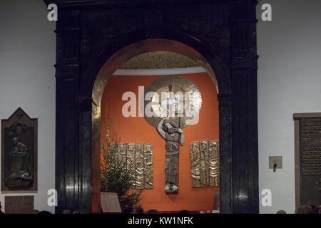 Varsavia, Polonia - 24 dicembre 2017: la figura di Cristo crocifisso Cristo ligneo in San Giovanni Archcathedral nella decorazione di Natale. Costruito originariamente nel Foto Stock