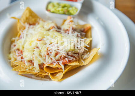 Cibo messicano nachos con salsa di pomodoro e formaggio Foto Stock