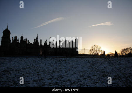 Burghley Park, Regno Unito. 28 dicembre, 2017. Burghley House stagliano contro il tramonto in Burghley Park, Stamford, Lincolnshire. Credito: Jonathan Clarke/Alamy Live News Foto Stock