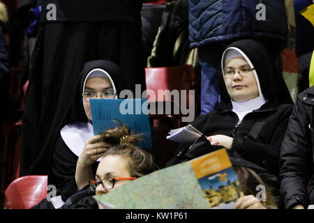 Basel, Svizzera. 28 dicembre, 2017. Due monache leggere in alcuni opuscoli sulla riunione Taze. Diverse migliaia di giovani pellegrini provenienti da tutta Europa e al di là arrivarono a Basilea in Svizzera per l annuale Incontro europeo dei giovani di Taizé ecumenico comunità. L incontro di preghiera e di meditazione è tenuta sotto il motto "pellegrinaggio di fiducia sulla terra " ed è il quarantesimo anniversario incontro. Credito: Michael Debets/Alamy Live News Foto Stock