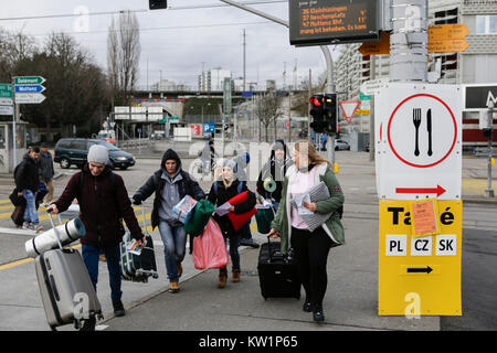 Basel, Svizzera. 28 dicembre, 2017. Pellegrini rush per prendere il bus per andare al loro ospite parrocchie. Diverse migliaia di giovani pellegrini provenienti da tutta Europa e al di là arrivarono a Basilea in Svizzera per l annuale Incontro europeo dei giovani di Taizé ecumenico comunità. L incontro di preghiera e di meditazione è tenuta sotto il motto "pellegrinaggio di fiducia sulla terra " ed è il quarantesimo anniversario incontro. Credito: Michael Debets/Alamy Live News Foto Stock