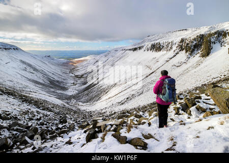 Tazza alta Gill, Dufton, Cumbria Regno Unito. 28 dicembre, 2017. Regno Unito Meteo. Un viandante gode di spettacolari viste invernale da alta Cup Nick lungo la valle ghiacciate di alta Cup Gill in Cumbria questo pomeriggio. Credito: David Forster/Alamy Live News Foto Stock