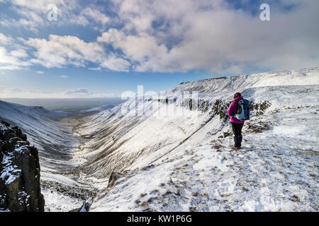 Tazza alta Gill, Dufton, Cumbria Regno Unito. 28 dicembre, 2017. Regno Unito Meteo. Un viandante gode di spettacolari viste invernale da alta Cup Nick lungo la valle ghiacciate di alta Cup Gill in Cumbria questo pomeriggio. Credito: David Forster/Alamy Live News Foto Stock