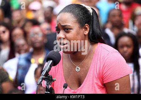 FILE: 28 dicembre, 2017. Foto: Ferguson, Missouri, Stati Uniti d'America. Il 9 agosto, 2011. Attivista Erica Garner, figlia di polizia di New York chokehold vittima Eric Garner, subì notevoli danni al cervello questa settimana dopo un attacco di cuore. 28 dicembre, 2017. Nella foto: il Agosto 9, 2015 - Ferguson, Missouri, Stati Uniti - ERICA SNIPES GARNER, figlia Eric Garner, parla a Michael Brown Jr. memorial. I manifestanti sono scesi in piazza per commemorare il primo anno anniversario della morte di Michael Brown Jr. in Ferguson. Credito: ZUMA Press, Inc./Alamy Live News Foto Stock