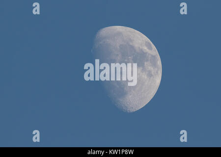 Kidderminster, Regno Unito. 28 dicembre, 2017. Regno Unito: meteo su un congelamento tardo-dicembre pomeriggio, il cloud gratuiti Sky garantisce una vista mozzafiato di stasera luna impressionante nella sua continua waxing gibbous fase. Credito: Lee Hudson/Alamy Live News Foto Stock