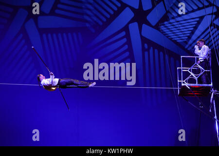 Londra, Regno Unito. 28 dicembre, 2017. Un serrato-corda walker presso il Moscow State Circus sotto il big top in Ealing, Londra. Foto Data: giovedì, 28 dicembre 2017. Credito: Roger Garfield/Alamy Live News Foto Stock