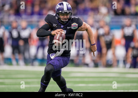 San Antonio, TX, Stati Uniti d'America. 28 dicembre, 2017. TCU cornuto rane quarterback Kenny Hill (7) scramble durante il primo trimestre di Alamo Bowl NCAA Football gioco tra la TCU cornuto rane e Stanford Cardinale al Alamodome a San Antonio, TX. Credito: Cal Sport Media/Alamy Live News Foto Stock