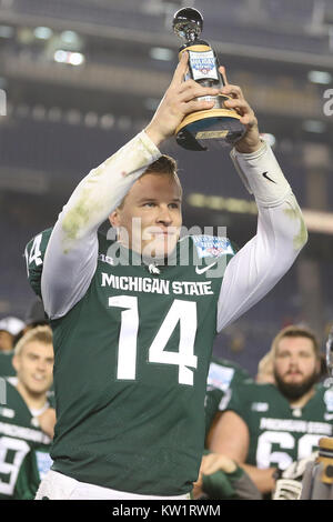 San Diego, CA. 28 dicembre, 2017. Michigan State Spartans quarterback Brian Lewerke (14) tenere la sua offensiva trofeo MVP dopo il gioco tra il Washington State Cougars e il Michigan State Spartans, San Diego County Credit Union Holiday Bowl, SDCCU Stadium di San Diego, CA. Fotografo: Pietro Joneleit Credito: csm/Alamy Live News Foto Stock