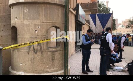 Il Cairo. 29 Dic, 2017. Poliziotti egiziani ispezionare la chiesa sito di attacco del Cairo in Egitto il 29 dicembre 2017. Almeno due poliziotti e tre civili e un militante sono stati uccisi in una sparatoria al di fuori di una chiesa a sud del Cairo il venerdì, stato-media riportati. Credito: Ahmed Gomaa/Xinhua/Alamy Live News Foto Stock