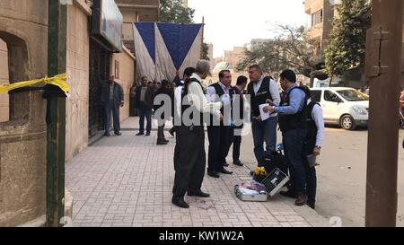 Il Cairo. 29 Dic, 2017. Poliziotti egiziani ispezionare la chiesa sito di attacco del Cairo in Egitto il 29 dicembre 2017. Almeno due poliziotti e tre civili e un militante sono stati uccisi in una sparatoria al di fuori di una chiesa a sud del Cairo il venerdì, stato-media riportati. Credito: Ahmed Gomaa/Xinhua/Alamy Live News Foto Stock