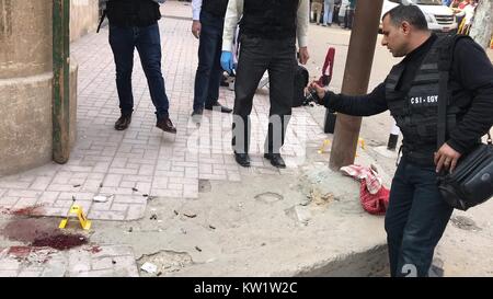 Il Cairo. 29 Dic, 2017. Poliziotti egiziani ispezionare la chiesa sito di attacco del Cairo in Egitto il 29 dicembre 2017. Almeno due poliziotti e tre civili e un militante sono stati uccisi in una sparatoria al di fuori di una chiesa a sud del Cairo il venerdì, stato-media riportati. Credito: Ahmed Gomaa/Xinhua/Alamy Live News Foto Stock